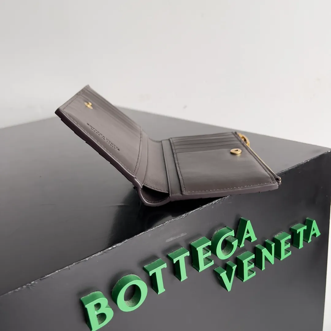 Batch 960 of BOTTEGA VENETA’s new woven small wallets are now shipping! ! ! 🥰🥰Made of carefully selected first-layer sheepskin fabric, this small luxury wallet has an elegant appearance and is also full of practicality. It can store change, driver's license and various cards at the same time. It is so small that it can be put in your pocket and carried with you. It is really convenient [Applause][Applause] Style No.: 667468 Size: 14.5*9.3*2cm